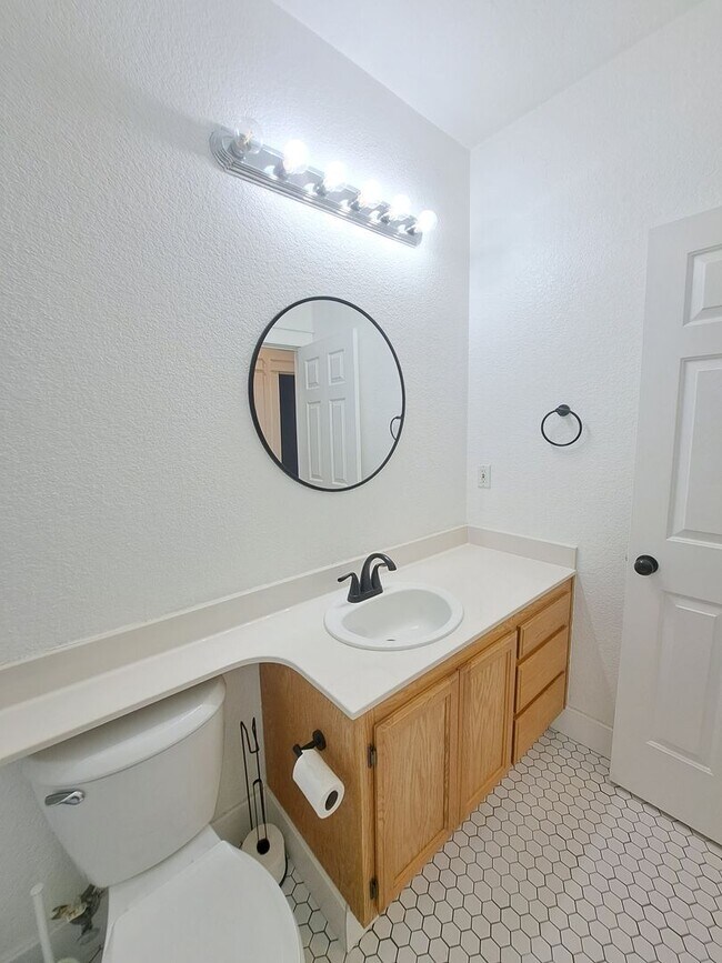Building Photo - 472 Somerville Cir