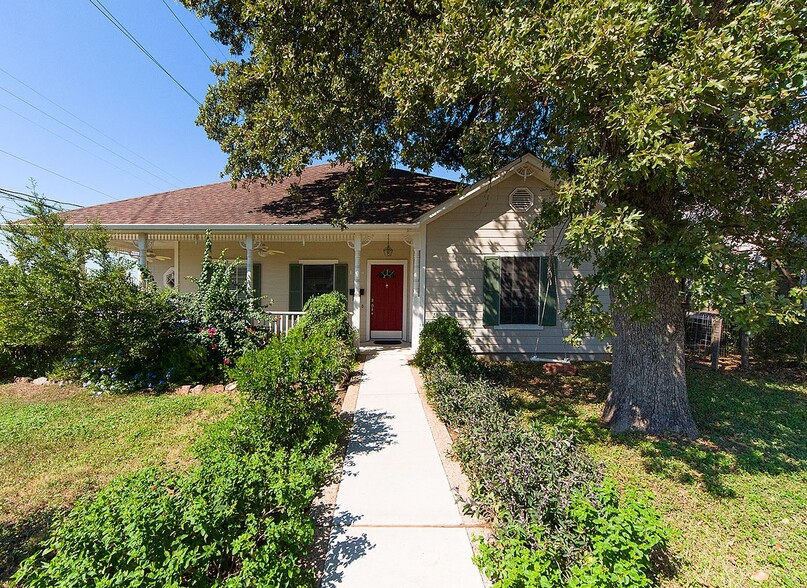 Front view with porch - 1204 San Bernard St