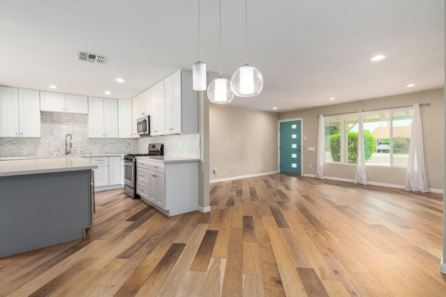 Building Photo - COMING SOON! Beautifully Remodeled 3 bedro...