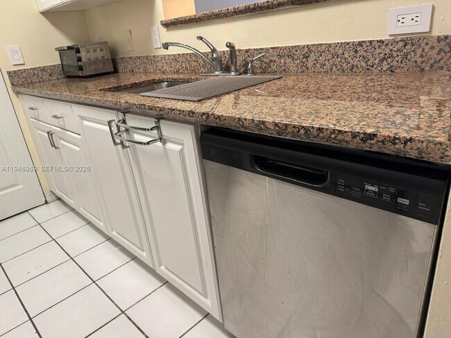 Building Photo - 1155 Brickell Bay Dr