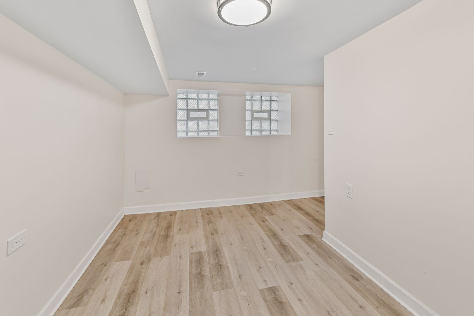 Building Photo - 1345 N Maplewood Ave