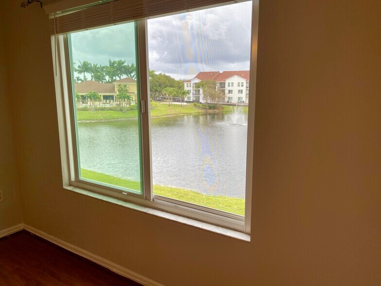 Building Photo - 516 Villa Cir