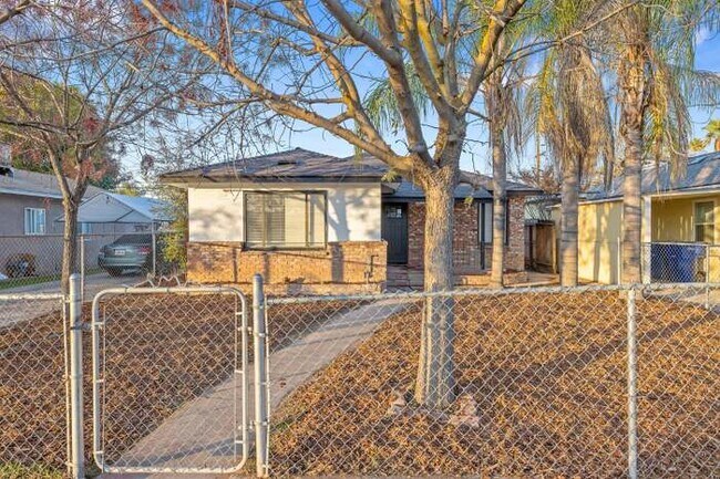 Primary Photo - 336 W Pinedale Ave
