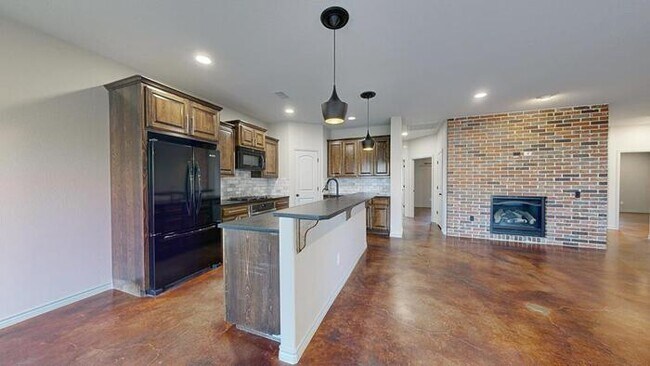 Building Photo - 3 bed 2 bath home with 2 car garage!