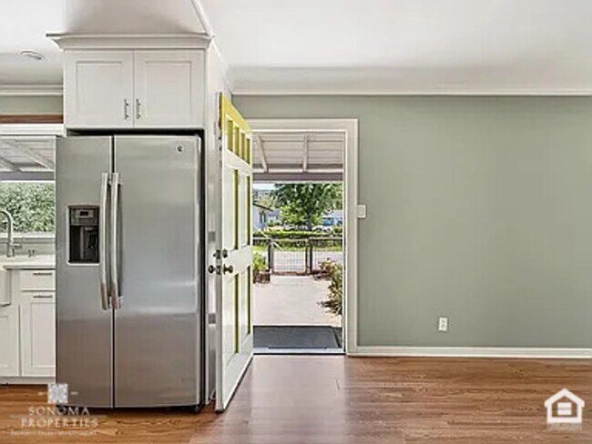 Building Photo - Charming 2-bedroom, 1-bathroom Sonoma Home - Available Now!