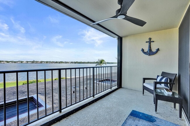 Building Photo - 132 Lakeshore Dr