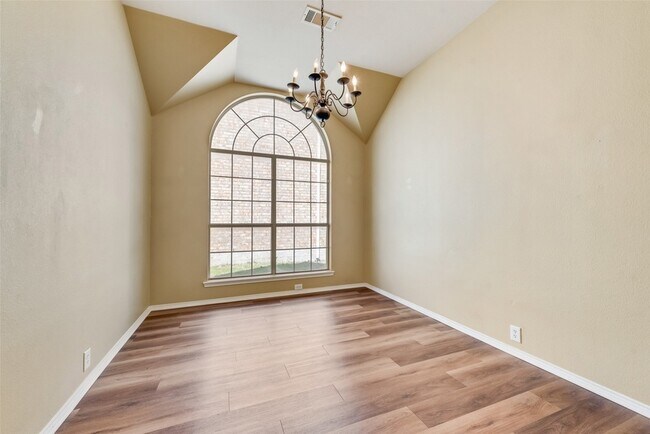 Building Photo - 2600 Spring Dr
