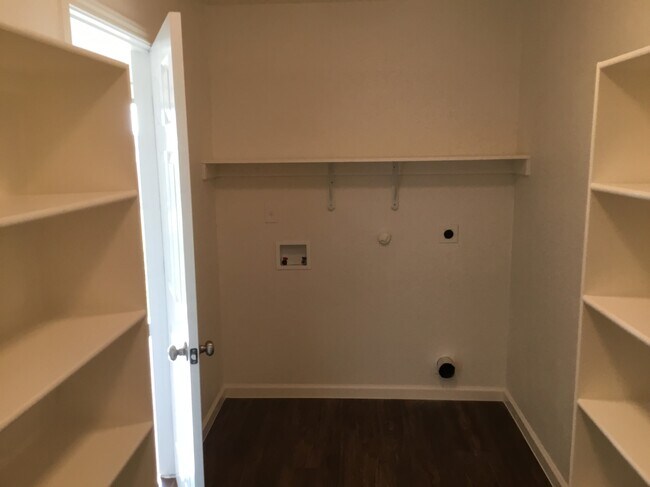 Building Photo - 112 Retama