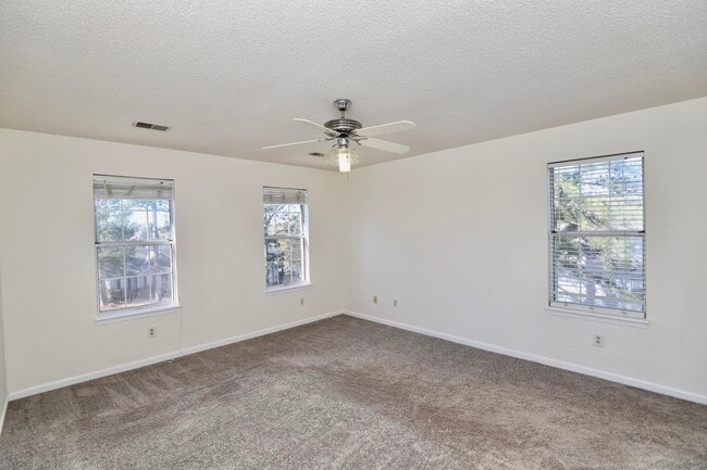 Building Photo - 21 N Trace Ct