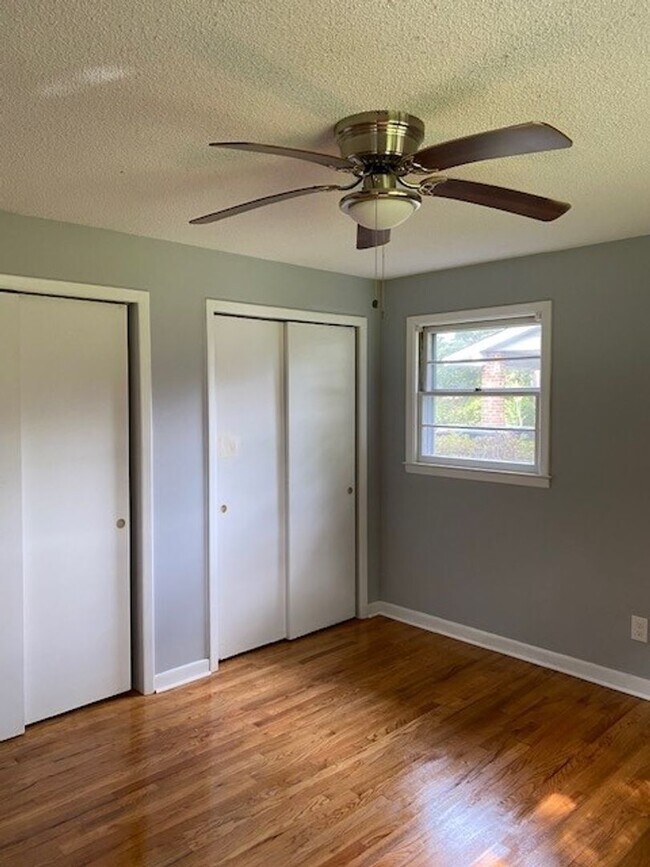 Building Photo - Brick Ranch Home in Pine Valley