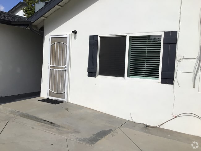 Building Photo - 3110 Hillview Dr N