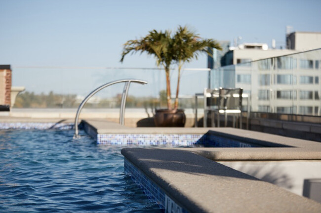 Parkside Residents have access to Hubbard Park Place club memberships, including a rooftop pool. - Parkside On Pearl