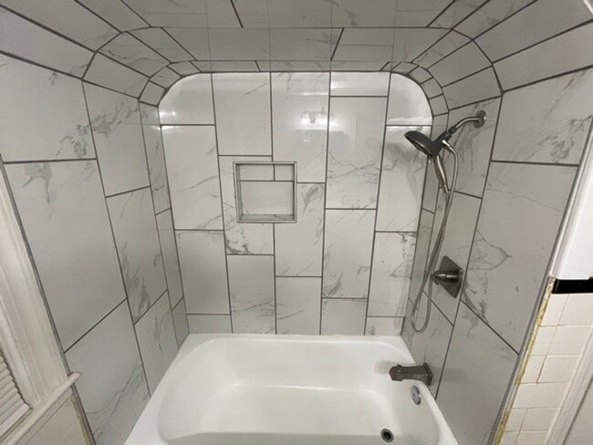 Building Photo - 1 bedroom duplex with washer and dryer