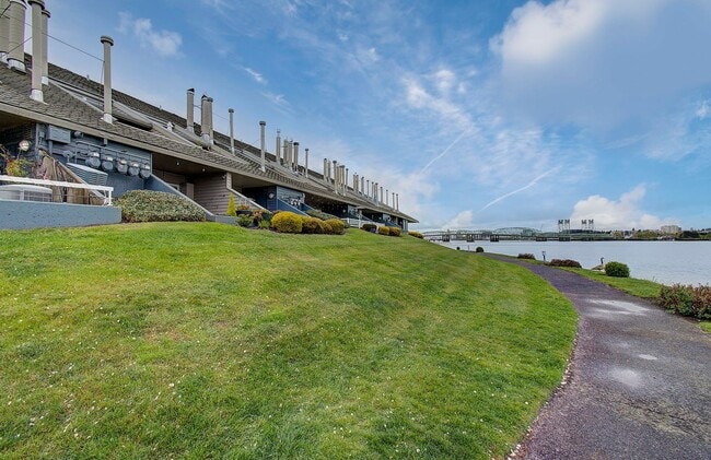 Building Photo - Bright Loft Condo with Stunning Columbia River Views
