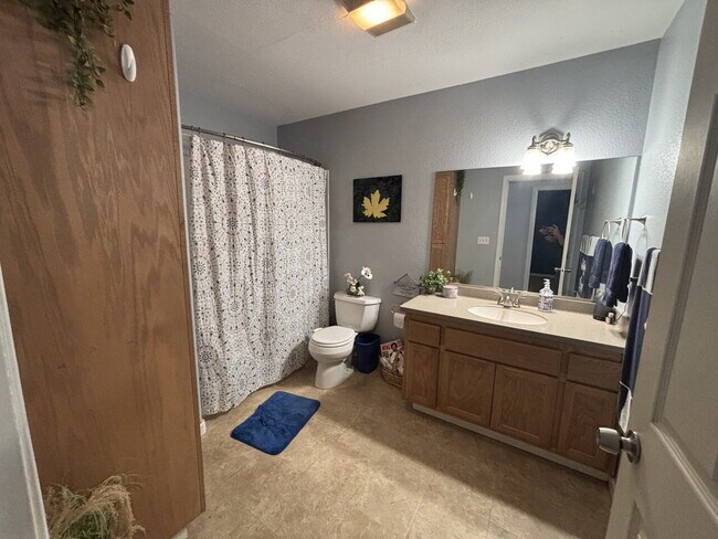 Building Photo - Rare 4-bedroom 3-bath home with studio apartment conveniently located off Starkes Grade Road! Opt...