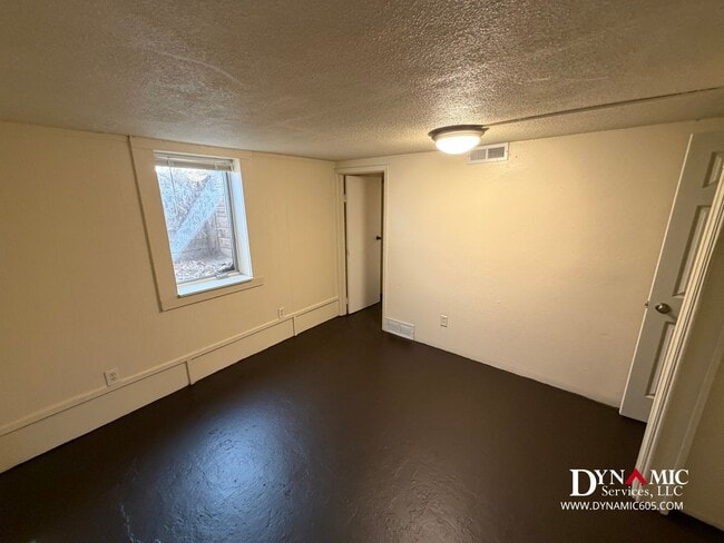 Building Photo - Updated 4+ Bedroom, 2 Bathroom House By Augustana University