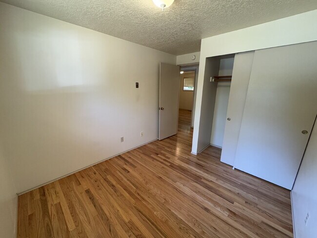 Building Photo - Single-Level Gresham Home / Large Backyard...