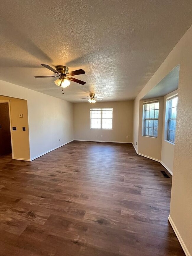 Building Photo - Large 2 Bed 2 Bath