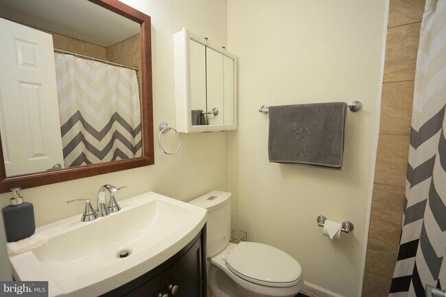 Building Photo - 4218 University Dr