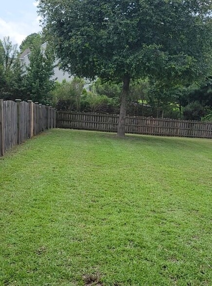 Building Photo - 389 Denman Loop