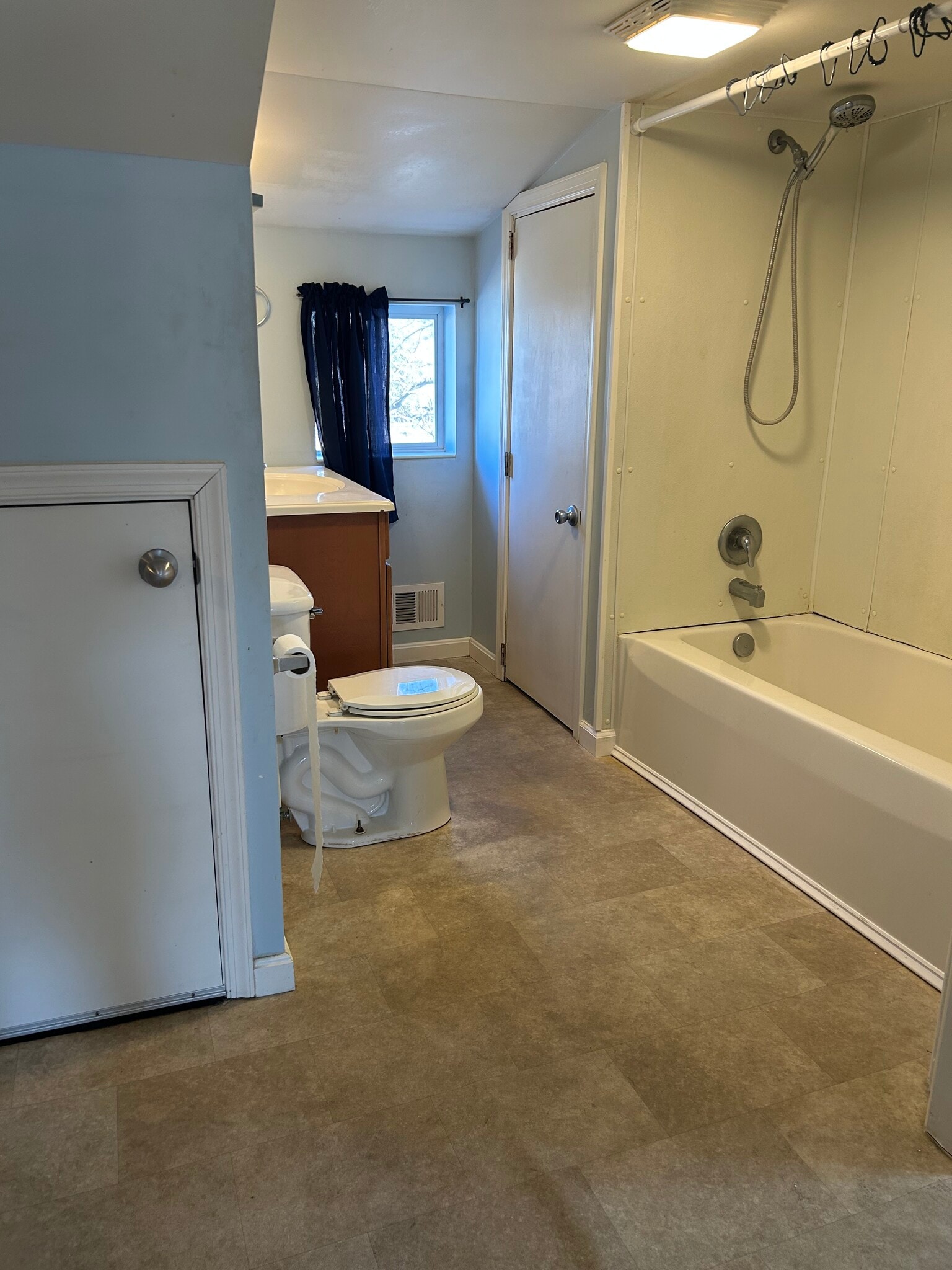 Bathroom - 701 S DuPont Blvd