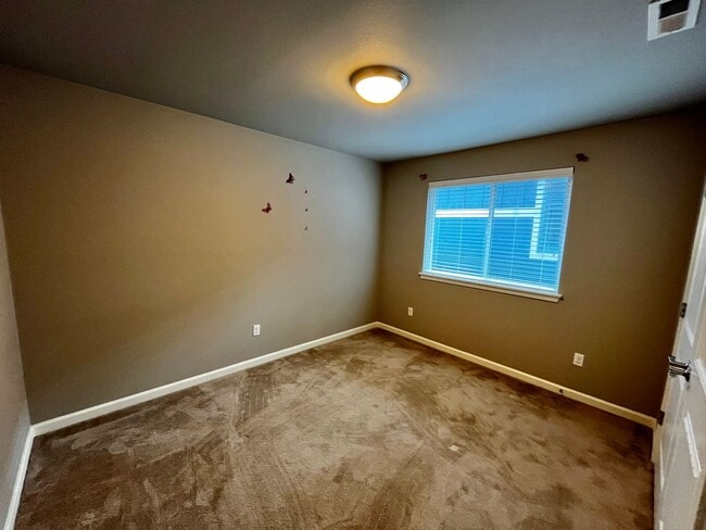 Building Photo - Large 4bed/3bath Home