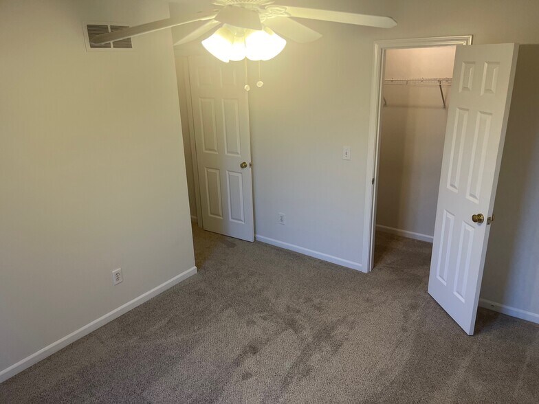 Building Photo - 1074 Lakegrove Court