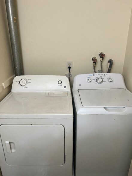 Building Photo - 107 University Ave