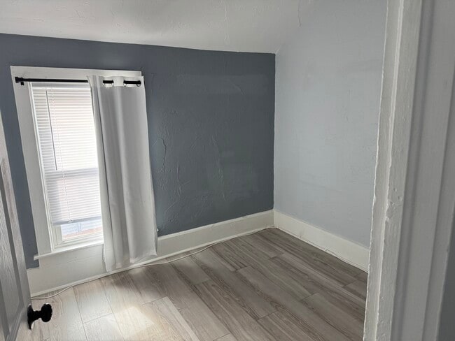 Building Photo - 6th/Grant upper