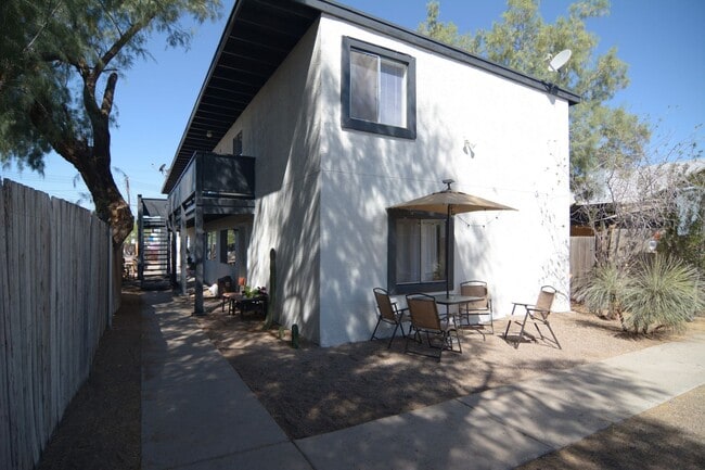 Primary Photo - Remodeled 3 Bedroom 1 Bath Five-plex! Close to Downtown and the UofA!