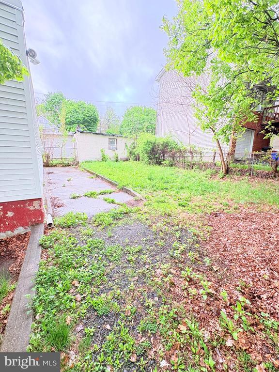 Building Photo - 1630 E 9th St