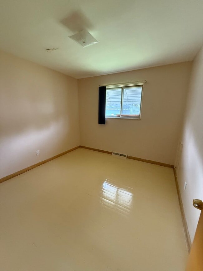 Building Photo - Maple Heights 3 Bed Rach includes water/sewer