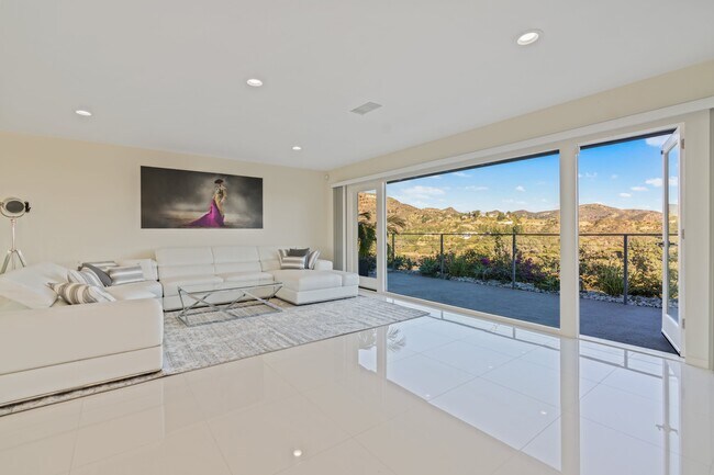 Building Photo - 2900 Lakeridge Dr