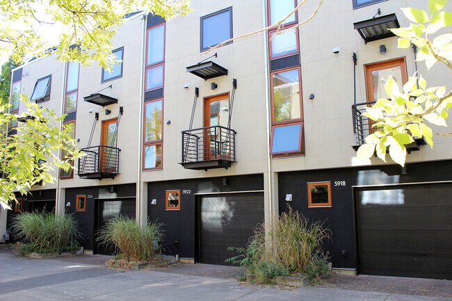 Building Photo - Lovely 3 Bed, 2 Bath Townhouse in North Tabor