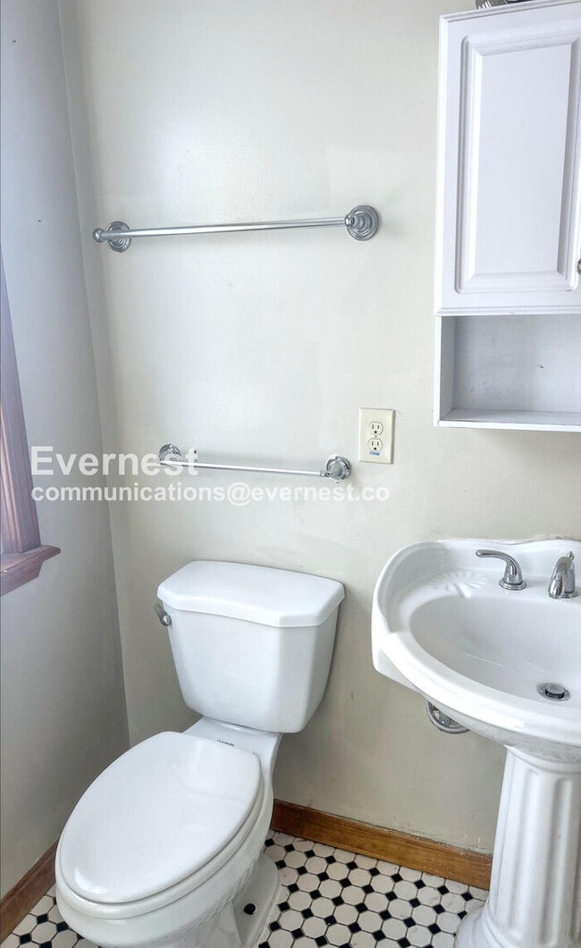 Building Photo - SPECIAL OFFER!! 3 Bed/2 Bath Home with Detached Garage / Pet-Friendly / Vouchers Accepted / Avail...