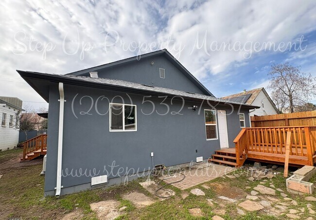 Building Photo - 18669 Pine St