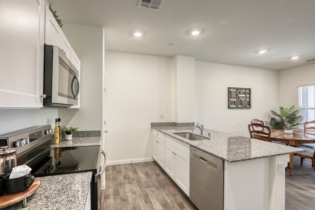 Building Photo - Furnished Henderson 3BR w/ Community Pool & fitness center