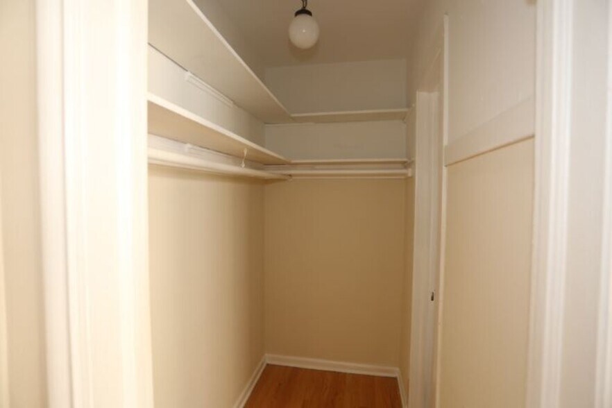 Building Photo - 833 W Wolfram St