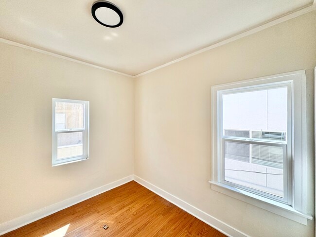 Building Photo - 1417 N Hobart Blvd