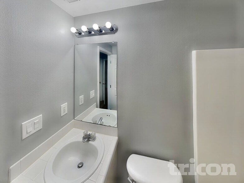 Building Photo - 577 SW 207th Ave