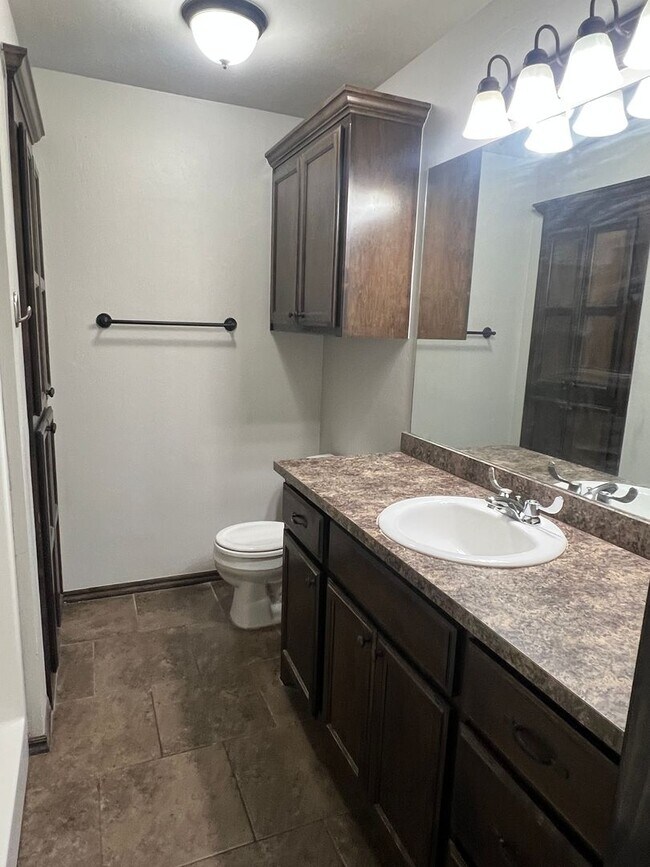 Building Photo - 3BR 2BA Duplex with 2 car garage