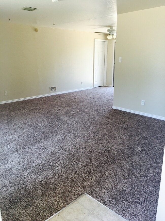Building Photo - Spacious 4BR/2BA Home with HUGE Yard! AVAI...