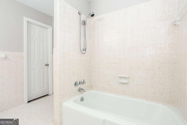 Building Photo - 5647 Queensborough Dr