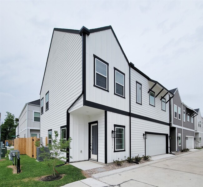 Building Photo - 9912 A Clark Rd