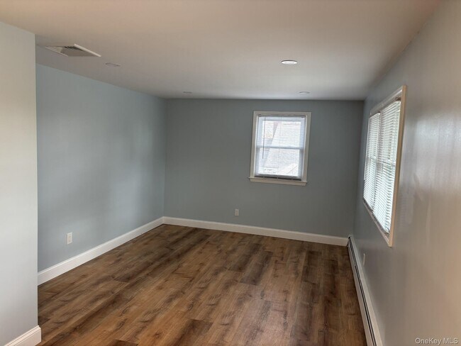 Building Photo - 71 Maple Ave