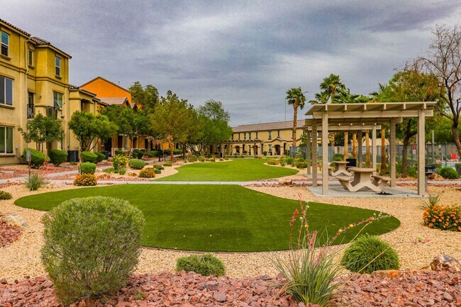 Building Photo - 3 Bed, 2 Bath Townhome Just Outside of Nel...