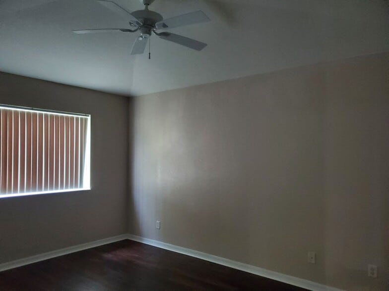 Building Photo - Coming mid August  4 Bedroom Forum Townhome