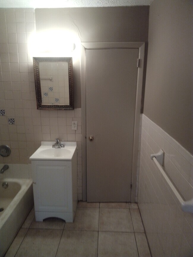 Building Photo - 2112 Allandale Cir W