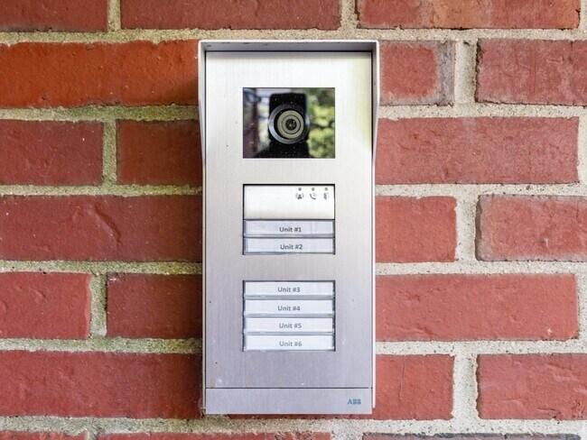 Building Photo - 28 Lee St