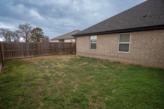 Building Photo - Beautiful 3 Bedroom 2 Bath Duplex!